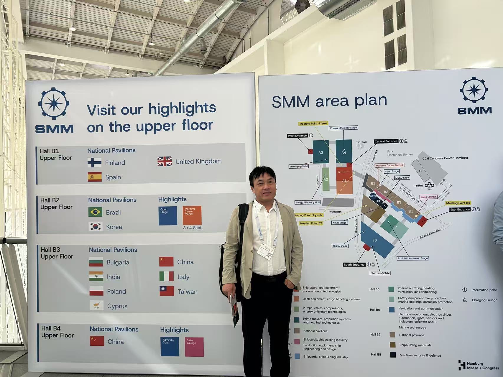 曲霄船长在 SMM 2026 展区导览图前